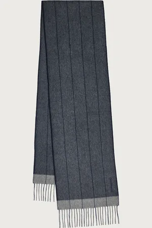 Salvatore Ferragamo Weich, warm und mit extrem angenehmem Griff kommt der Schal aus Mischkaschmir als ideale Wahl für die legere Garderobe
