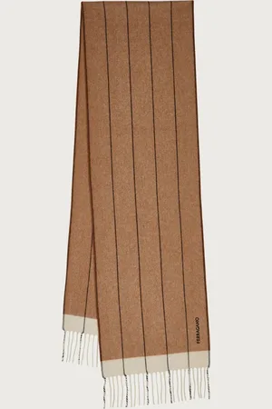Salvatore Ferragamo Weich, warm und mit extrem angenehmem Griff kommt der Schal aus Mischkaschmir als ideale Wahl für die legere Garderobe