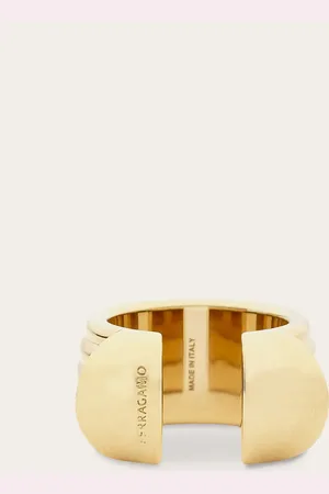 Salvatore Ferragamo Neuer Ring mit auffälliger Optik aus goldenem Messing mit breitem Profil und einer dem ikonischen Gancini-Motiv nachempfundenen Linie