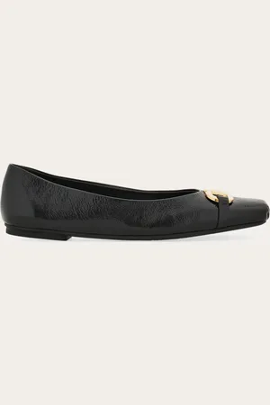 Salvatore Ferragamo Dieser zeitgemäße Ballerina kommt mit besonders weichem Lackleder als Obermaterial, einer eckigen Kappe mit Kräuselungen, die von der Konstruktion des Tanzschuhs inspiriert ist, sowie einer neuen Version des geometrischen Gancini-Ornaments