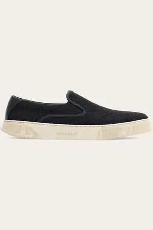 Salvatore Ferragamo Dieser zum Hineinschlüpfen konstruierte Sneaker mit Obermaterial aus Jacquard-Gewebe wird mit einer Kante und Details aus glattem Kalbsleder abgerundet