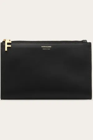 Salvatore Ferragamo Unerlässlich in der Tasche oder im Reisekoffer, die Kosmetiktasche zeigt sich hier mit geometrischen Linien und goldenem Logo auf der Vorderseite