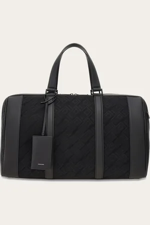 Salvatore Ferragamo Die Reisetasche ist ideal für Wochenendausflüge oder Geschäftsreisen und wird hier aus Jacquardgewebe mit Logo-Dessin und Details aus geschmeidigem Kalbsleder angeboten