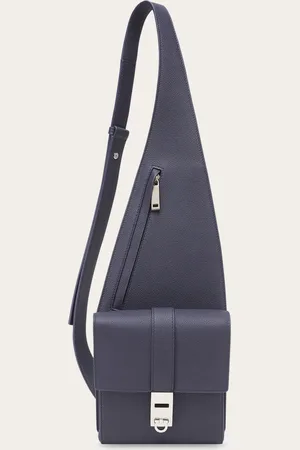 Salvatore Ferragamo Die asymmetrisch gestaltete Schultertasche ist aus gehämmertem Kalbsleder gefertigt