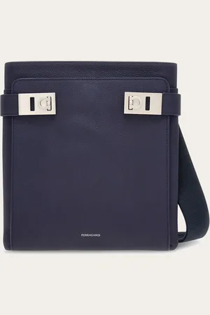 Salvatore Ferragamo Kompaktes Design und Großstadt-Ausstrahlung definieren diese neue Schultertasche aus gehämmertem Kalbsleder