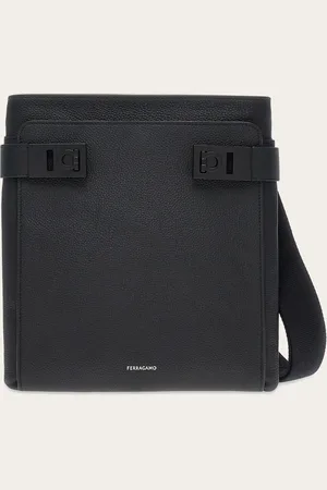 Salvatore Ferragamo Kompaktes Design und Großstadt-Ausstrahlung definieren diese neue Schultertasche aus gehämmertem Kalbsleder