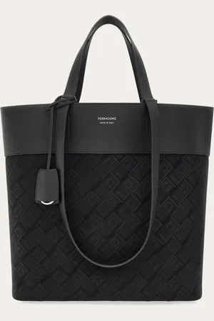 Salvatore Ferragamo Die Weiterentwicklung der Tragetasche für die Saison kommt aus Jacquardgewebe mit Logo-Dessin und Kalbslederdetails