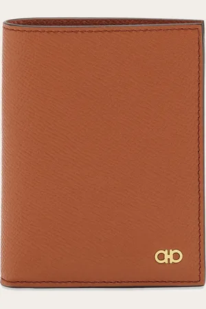 Salvatore Ferragamo Kompakte Formen und perfekte Funktionsgerechtigkeit prägen dieses Portemonnaie aus gehämmertem Kalbsleder mit Gancini-Ornament in goldener Ausführung auf der Vorderseite