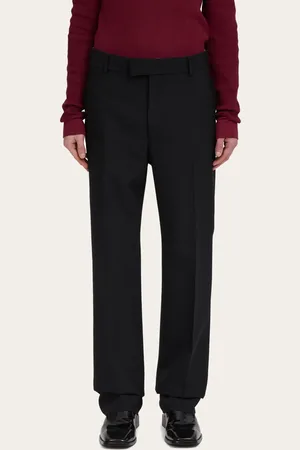 Salvatore Ferragamo Ein großer Klassiker der Herrengarderobe in einer zeitgemäßen Variante: neue Hose aus leichtem Gewebe in reiner Wolle mit normaler Passform und geradem Bein