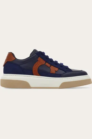 Salvatore Ferragamo Sportlich mit Pfiff: Die neue Version des Low-Top-Sneakers von mit Obermaterial aus geschmeidigem glattem Kalbsleder-ist mit Eisätzen aus Veloursleder verziert