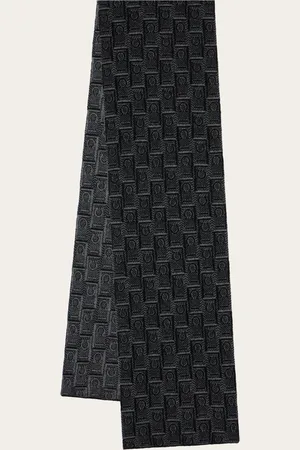 Salvatore Ferragamo Diesen Schal mit Großstadt-Flair ziert das neue Gancini-Monogramm-Muster