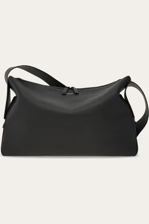 Salvatore Ferragamo Destrukturierte Linie und Formen, die sich an den Körper anpassen: die neue Kuriertasche ist aus Halbglanz-Kalbsleder gefertigt, das sich überraschend weich und üppig anfühlt