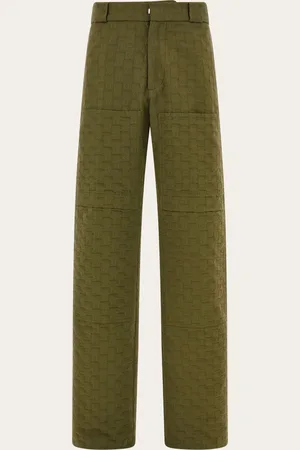 Salvatore Ferragamo Eine essentielle Interpretation der Cargohose für Herren mit reinen Linien und aufgesetzten Fronttaschen