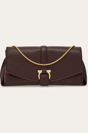 Salvatore Ferragamo Schlicht, rein in der Form und extrem feminin: Die neue Umhängetasche enthüllt ein besonderes Konzept der Eleganz, das in den klaren Geometrien, dem geschmeidigem Kalbsleder mit halbglänzendem Finish und dem goldenen Schein der Metallbeschl