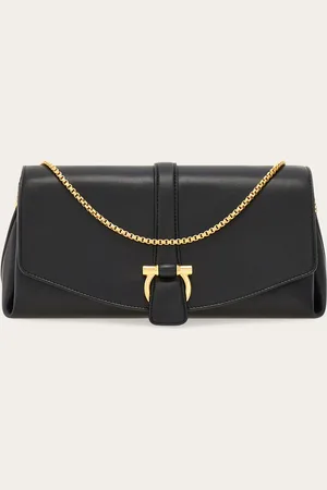 Salvatore Ferragamo Schlicht, rein in der Form und extrem feminin: Die neue Umhängetasche enthüllt ein besonderes Konzept der Eleganz, das in den klaren Geometrien, dem geschmeidigem Kalbsleder mit halbglänzendem Finish und dem goldenen Schein der Metallbeschl