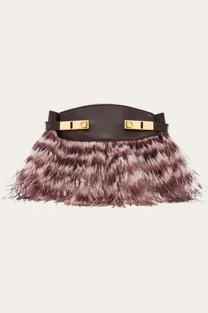 Salvatore Ferragamo Noch weicher und noch glamouröser: Die neue Variante der Umhängetasche Hug ist aus geschmeidigem Kalbsleder gefertigt, das mit pflanzlichen Anilinen behandelt wurde; auf Vorder- und Rückseite von Hand applizierte bedruckte Straußenfedern
