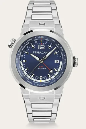 Salvatore Ferragamo Das ikonische Konzept der F-80 definiert eine dynamische und selbstbewusste Uhr, deren sportliches Design durch das fortschrittliche GMT-Worldtime-Uhrwerk ergänzt wird, das nicht nur die Ortszeit anzeigt, sondern auch über einen zusätzliche