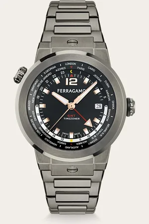 Salvatore Ferragamo Das ikonische Konzept der F-80 definiert eine dynamische und selbstbewusste Uhr, deren sportliches Design durch das fortschrittliche GMT-Worldtime-Uhrwerk ergänzt wird, das nicht nur die Ortszeit anzeigt, sondern auch über einen zusätzliche