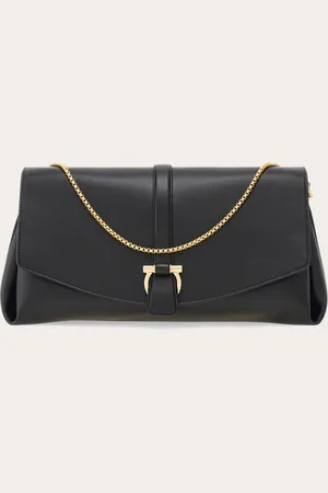 Salvatore Ferragamo Die vielseitige und geräumige Umhängetasche kommt zeitgemäß elegant: Die schlichte Linie wird mit einem überraschend weichen Griff des Kalbsleders kombiniert, während das Innenleben mit Fächern und Reißverschlusstasche besonders praktisch i