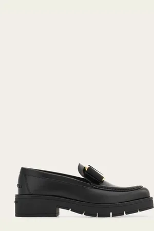 Salvatore Ferragamo Großstädtische Evolution des Loafers im British-Style aus gebürstetem Kalbsleder und mit Vara Bow als Verzierung auf dem Spann: die goldene Maxi-Plakette und das Ripsband sorgen für eine romantische Note auf den ausdrucksstarken Linien des