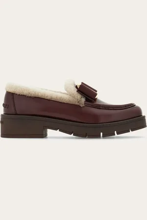 Salvatore Ferragamo Winterliche Eleganz ohne Kompromisse: dieses winterliche Version des Loafers im British-Style ist aus gebürstetem Kalbsleder gefertigt und hat ein Futter aus weicher Merinowolle