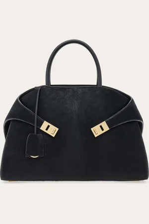 Salvatore Ferragamo Glamouröse Akzente und ein Hauch Luxus durchdringen diese neuen Variante der Handtasche Hug: Sie ist aus farbigem Ponyfell in den Nuancen der Saison gefertigt und stellt die ikonische Konstruktion mit umschließenden Seiten und goldenen Ganc