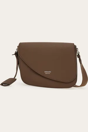 Salvatore Ferragamo Die Vorder- und Rückseiten wie auch die Patte der neuen Schultertasche stellen eine asymmetrische Linie zur Schau, für einen edlen Großstadt-Look mit ganz neuer Optik