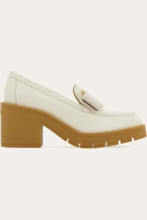 Salvatore Ferragamo Großstädtische Evolution des Loafers mit Absatz aus gebürstetem Kalbsleder und mit Vara Bow als Verzierung auf dem Spann: die goldene Maxi-Plakette und das Ripsband sorgen für eine romantische Note auf den ausdrucksstarken Linien des Oberma