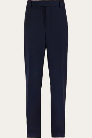 Salvatore Ferragamo Ein großer Klassiker der Herrengarderobe in einer zeitgemäßen Variante: neue Hose aus leichtem Gewebe in reiner Wolle mit normaler Passform und geradem Bein