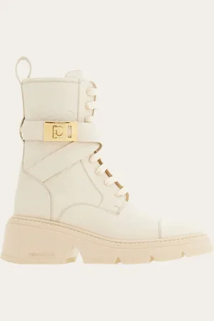 Salvatore Ferragamo Ein Winter-Essential in kreativer Umsetzung: dieser Spingerstiefel aus weichem Kalbsleder zeigt sich mit abgerundeter Linie auf der Kappe und einem Spiel aus kontrastierenden Ausfertigungen dank dem Schaft mit Monogram Textur