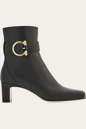 Salvatore Ferragamo Perfekt zu Hosen, aber auch besonders vielseitig zu Kleidern: die Knöchelstiefelette zeigt sich hier mit Obermaterial aus weichem, glattem Kalbsleder, verziert mit einem Lederband mit farblich abgestimmtem Echsen-Print und goldenem Gancini-