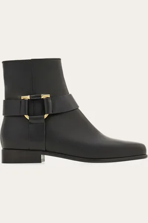 Salvatore Ferragamo Großstadt-Flair mit dem gewissen Etwas: diese Stiefelette vereint die Funktionsgerechtigkeit eines Bikerstiefels mit Details, die von den Camperos inspiriert sind