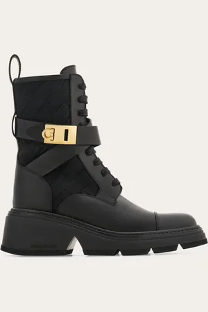 Salvatore Ferragamo Ein Winter-Essential in kreativer Umsetzung: dieser Spingerstiefel aus weichem Kalbsleder zeigt sich mit abgerundeter Linie auf der Kappe und einem Spiel aus kontrastierenden Ausfertigungen dank dem Schaft mit Monogram Jacquardstoff