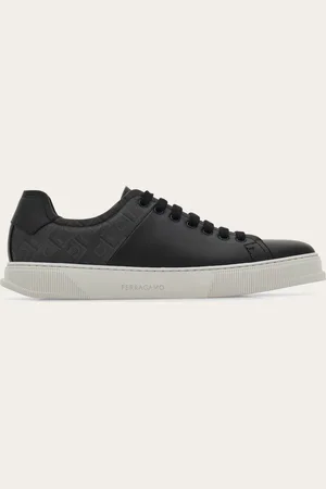 Salvatore Ferragamo Essentielle Linien und 90er-Jahre Style prägen diesen neuen Low-Top-Sneaker von