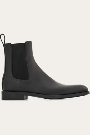 Salvatore Ferragamo Chelsea-Boot aus glattem Kalbsleder, Linie mit mandelförmiger Kappe und elastischen Einsätzen auf Fesselhöhe