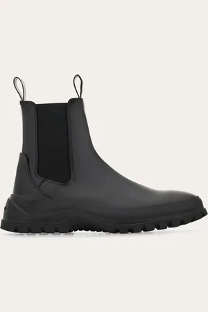 Salvatore Ferragamo Chelsea-Boot im zeitgemäßen Stil mit Obermaterial aus glattem, angeschliffenem Kalbsleder und ultraleichter Gummisohle, die die Ränder umfasst und dem Modell eine markante Note verleiht