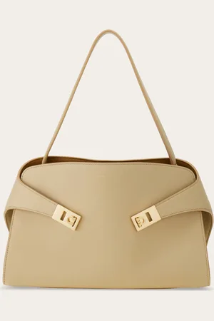 Salvatore Ferragamo Die Hug Soft Schultertasche präsentiert die markante, umhüllende Form der Hug in einer destrukturierten Version