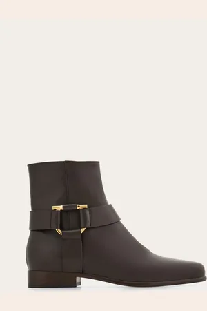Salvatore Ferragamo Großstadt-Flair mit dem gewissen Etwas: diese Stiefelette vereint die Funktionsgerechtigkeit eines Bikerstiefels mit Details, die von den Camperos inspiriert sind