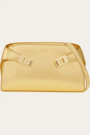 Salvatore Ferragamo Dieses Hug-Täschchen ist der ideale Partybegleiter mit umschließender Linie, modernem Flair und einer Metallic-Ausführung, die Tag und Nacht glitzert