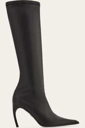 Salvatore Ferragamo Sinnliches Flair und ein Hauch Avantgarde kennzeichnen diesen neuen Stiefel aus Stretch-Nappaleder