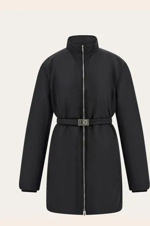 Salvatore Ferragamo Diese Longjacke aus Nylonsatin mit erlesenem Großstadt-Flair ist mit weicher Watte gepolstert und mit Rippstrickbündchen veredelt