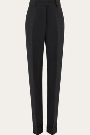 Salvatore Ferragamo Inspiriert durch die klassische Chinohose, die der Herrengarderobe entlehnt wurde, verweist dieses Modell auf die Tradition mit Passform mit weitem Bein und Bügelfalte, Aufschlag am Saum und Verschluss mit überlappender Hosenpatte und zweif