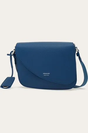 Salvatore Ferragamo Die Vorder- und Rückseiten wie auch die Patte der neuen Schultertasche stellen eine asymmetrische Linie zur Schau, für einen edlen Großstadt-Look mit ganz neuer Optik