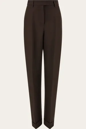Salvatore Ferragamo Inspiriert durch die klassische Chinohose, die der Herrengarderobe entlehnt wurde, verweist dieses Modell auf die Tradition mit Passform mit weitem Bein und Bügelfalte, Aufschlag am Saum und Verschluss mit überlappender Hosenpatte und zweif