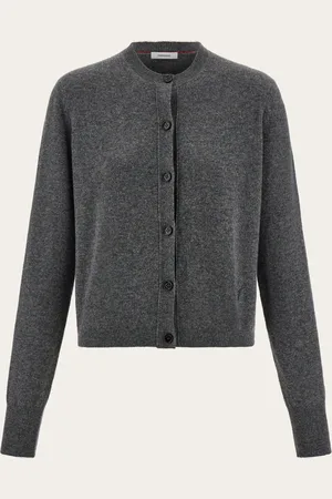 Salvatore Ferragamo Eine Fusion aus reinen Linien und luxuriöser Textur: dieser Cardigan ist aus Kaschmir-Stretchgarn gefertigt, das sich herrlich warm anfühlt