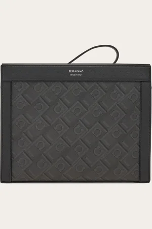 Salvatore Ferragamo Kompaktes Täschchen mit Vorder- und Rückseite aus Funktionsgewebe, verziert mit dem -Monogram-Muster, abgerundet mit Kanten und Details aus Kalbsleder in halbmatter Ausführung