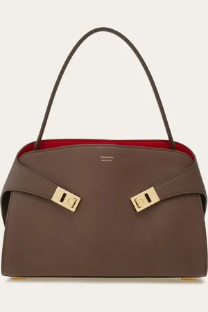 Salvatore Ferragamo Die Hug Soft Schultertasche präsentiert die markante, umhüllende Form der Hug in einer destrukturierten Version
