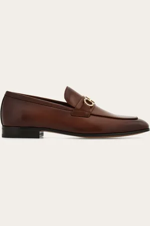 Salvatore Ferragamo Diese für die Stadt und geschäftliche Anlässe gedachten Loafer weisen eine längliche Kappenlinie mit leicht kantiger Silhouette auf