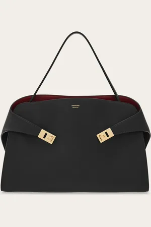 Salvatore Ferragamo Die Hug Bag wird in einem destrukturierten Stil neu interpretiert und gibt Leben zur neuen Hug Soft Schultertasche
