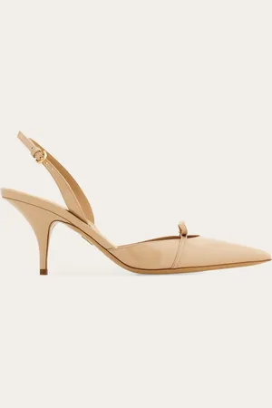 Salvatore Ferragamo Die Essenz der Weiblichkeit mit einer Eleganz, die über die Moden hinausgeht: dieser Slingback wird in der Form von den Schuhen aus den 50er-Jahren inspiriert, mit länglicher Kappe und einem schmalen, fassonierten Absatz, der stützt und die